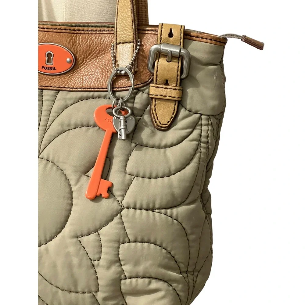 Fossil Quilted Flower Key-Per Tote Bag Beige Tan Leather Key Charm Y2K